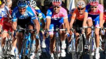 <b>LLEGADA DISPUTADA. </b>Erik Zabel (izquierda) batió a Mirco Lorenzetto (Lampre) en un ajustado sprint.