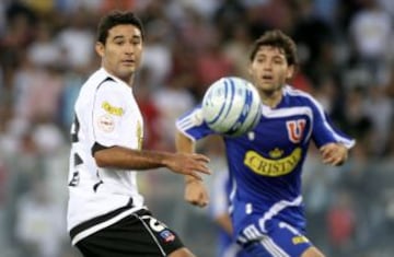 El argentino estuvo una temporada en Colo Colo, donde apenas anotó tres goles. Luego se fue a Liga de Quito en Ecuador, donde metió 49 goles en dos temporadas y fue campeón de la Copa Libertadores, Recopa Sudamericana y Copa Sudamericana.