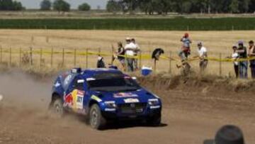 <b>SATISFECHOS.</b> Los pilotos españoles Marc Coma, que se impuso en la categoria de motos, y Carlos Sainz, segundo en coches, se mostrarón muy satisfechos tras la disputa de la primera etapa.