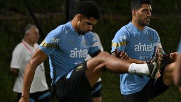 Uruguay's defender Ronald Araujo (L) and forward Luis Suarez take part in a training session at the Al Erssal training ground in Doha on November 19, 2022, during the Qatar 2022 World Cup football tournament. (Photo by Pablo PORCIUNCULA / AFP) (Photo by PABLO PORCIUNCULA/AFP via Getty Images)