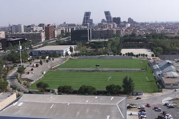 Consiguió que el Ayuntamiento de Madrid recalificase los terrenos de la antigua Ciudad Deportiva, situada entonces en Plaza de Castilla, y con ese dinero saneó las maltrechas cuentas del club (la deuda ascendía a 65.000 millones de pesetas) 