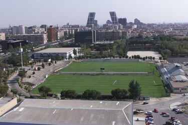 En 2001, Florentino Pérez impulsó la recalificación de los terrenos de la antigua Ciudad Deportiva del Real Madrid en Chamartín. La operación, aprobada por el Ayuntamiento de Madrid, permitió vender los terrenos a grandes empresas, generando más de 500 millones de euros. Gracias a esa inyección económica, el club salió de la deuda y pudo construir Valdebebas. Fue un punto de inflexión en la modernización del club bajo su presidencia.