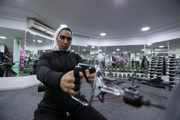 Sesión matutina de entrenamiento en un gimnasio local en Qatif.