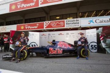 Los pilotos de Toro Rosso, el español Carlos Sainz  y el holandés Max Verstappen, durante la presentación del coche en el circuito de Montmeló. 