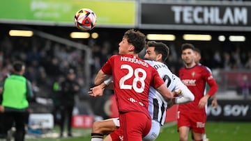 CASTELLÓN DE LA PLANA (Castellón), 07/01/2024.- El delantero del Castellón Jesús de Miguel Alameda (d) disputa un balón ante el defensa del Osasuna Jorge Herrando (c) durante el partido de dieciseisavos de final de la Copa del Rey que disputan este domingo el CD Castellón y CA Osasuna en el Estadio Municipal de Castalia. EFE/ Andreu Esteban