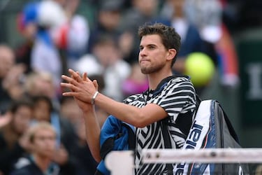 Djokovic mauls Thiem to reach fourth Roland Garros final
