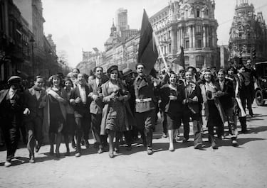 14 de abril de 1931: Tras la proclamación de la República, se suprime la censura previa y se promueve la libertad de prensa y creación artística. Se inicia una explosión cultural y editorial sin precedentes en décadas.