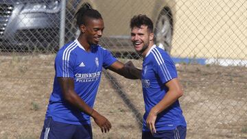 &Aacute;lvaro Gim&eacute;nez, junto a Jair, en el entrenamiento de esta ma&ntilde;ana.