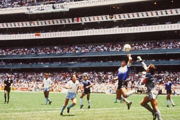 Sin duda la jugada más polémica y el gol más recordado en la historia del fútbol. Diego Armando Maradona logró resumir su historia futbolística en dos jugadas. La primera de ellas, un gol con la mano para adelantar a su equipo 1-0. Minutos después, 'El Diez' consiguió burlar a seis ingleses, incluido al portero Peter Shilton, para anotar el que es, quizá, el mejor gol de todos los tiempos. Se dice que el primero no debía de contar, pero el segundo valía por dos. Argentina ganó 2-1 y avanzó a las semifinales del Mundial que terminaría ganando.