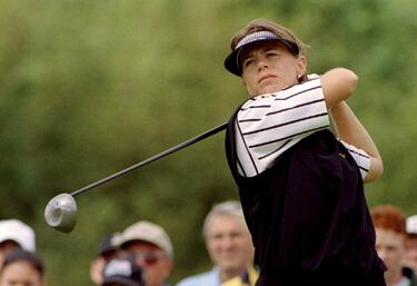 Sörenstam fue la líder absoluta del golf durante la década de los noventa. Durante su carrera consiguió 93 títulos, de los cuales 72 fueron del LPGA Tour. En 2003 se convirtió en la primera mujer en participar en un torneo masculino de la PGA Tour. Desde 2003 forma parte del Salón de la Fama del golf. En 2008 puso término a 16 años de competición profesional. Desde entonces ha capitaneado al equipo europeo de la Solheim (como jugadora fue una institución en el torneo con 24 puntos en 37 partidos y dos títulos), ha comentado torneos en televisión y se ha embarcado en múltiples negocios, desde el diseño de campos y una academia hasta una marca de ropa o la producción de vino. Desde 2007 lleva a cabo una labor filantrópica con la Fundación ANNIKA, que ayuda a forjarse una carrera en el golf a jugadoras de todos los niveles, del instituto al mundillo profesional. Todo lo que consiguió ella lo quiere para otras. Así es Annika Sörenstam, una campeona voraz y una persona modélica.