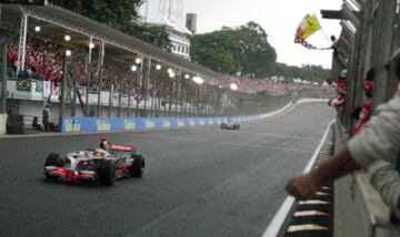 Nuevo final dramático en Interlagos y otra vez con McLaren, Ferrari y Hamilton en el ajo. Siete puntos defendía el británico sobre Massa, pero en la clasificación sólo pudo ser cuarto, mientras que el brasileño evitaba problemas desde la pole. Ganó el brasileño, y si Hamilton era sexto o peor, el título se quedaba en casa. Y ahí estuvo hasta la última vuelta, con el box de Ferrari celebrando hasta que Hamilton sobrepasó a Timo Glock en las últimas curvas para ser quinto y llevarse la gloria.