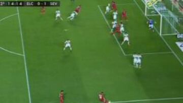 Bacca, en fuera de juego cuando saca la falta Deulofeu.