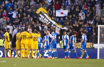 El Atlético se dispone a sacar la falta que supuso el 0-1.