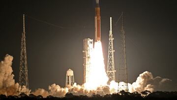 NASA's next-generation moon rocket, the Space Launch System (SLS) rocket with the Orion crew capsule, lifts off from launch complex 39-B on the unmanned Artemis I mission to the moon at Cape Canaveral, Florida, U.S. November 16, 2022. REUTERS/Steve Nesius