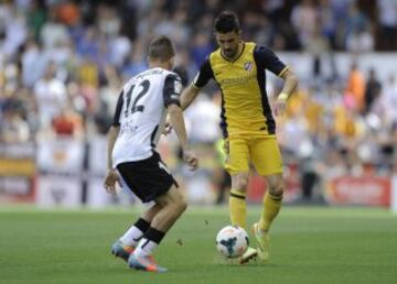 Joao Pereira y David Villa en el partido de la trigésima quinta jornada de liga de Primera División, disputado esta tarde en el estadio de Mestalla. 