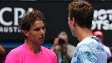 Rafael Nadal saluda a Berdych al acabar el encuentro en el que el checo gan&oacute; al espa&ntilde;ol.