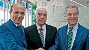 <b>JUNTOS. </b>Los presidentes del Betis y del Sevilla coincidieron ayer en la firma del patrocinio de la Junta de Andalucía.