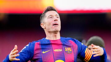 BARCELONA , 22/11/2025.- El delantero polaco del Barcelona Robert Lewandowski celebra la consecución del primer gol de su equipo durante el partido de LaLiga entre el Barcelona y el Athletic Club, este sábado en el Camp Nou. EFE/ Siu Wu