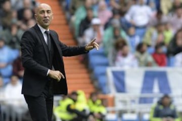 Pako Ayestarán da instrucciones a sus jugadores.