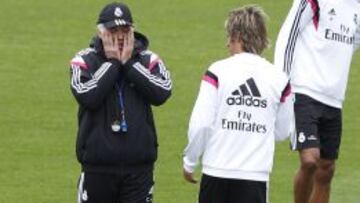 Coentrao de espaldas, con Ancelotti al lado.