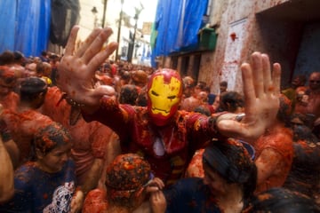 BUNOL, SPAIN - AUGUST 30: Revellers enjoy the atmosphere in tomato pulp while participating the annual Tomatina festival on August 30, 2017 in Bunol, Spain. An estimated 22,000 people threw 150 tons of ripe tomatoes in the world's biggest tomato fight held annually in this Spanish Mediterranean town. (Photo by Pablo Blazquez Dominguez/Getty Images)