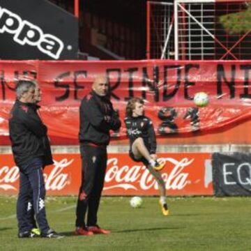 Cada día de la semana, Mareo amanecía con una pancarta nueva. La de ayer, la de la foto: “No se rinde ni Dios”. Es el grito de la afición para apoyar al equipo.