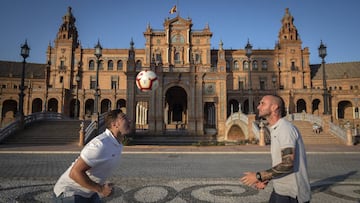 Anto&ntilde;ito y Dani juegan en la Plaza de Espa&ntilde;a de Sevilla.
 