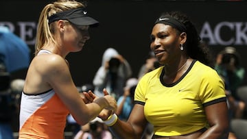 Maria Sharapova y Serena Williams se saludan tras el partido que ambas disputaron en el pasado Abierto de Australia.