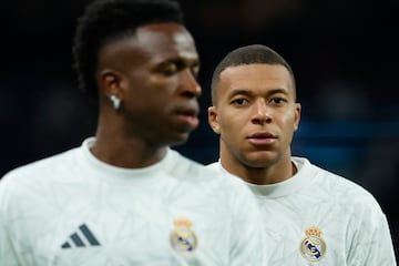 Vinicius y Mbappé, en el calentamiento previo al Clásico.