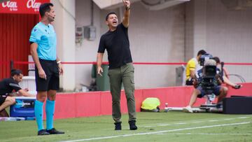 PALMA DE MALLORCA, 03/09/2022.- El entrenador del Girona, José Manuel Arias Copete, da instrucciones a sus jugadores durante el partido de LaLiga Santander que enfrentó a su equipo contra el Real Mallorca este sábado en el Estadi de Son Moix en Palma de Mallorca. EFE/Cati Cladera
