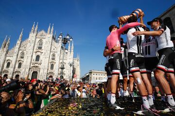 Tom Dumoulin celebra con su equipo delante de la catedral de Milán la victoria en el Giro 100.