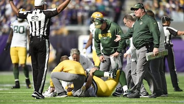 MINNEAPOLIS, MN - OCTOBER 15: Aaron Rodgers #12 of the Green Bay Packers clenches his right knee after being hit during the first quarter of the game against the Minnesota Vikings on October 15, 2017 at US Bank Stadium in Minneapolis, Minnesota. Hannah Foslien/Getty Images/AFP
== FOR NEWSPAPERS, INTERNET, TELCOS & TELEVISION USE ONLY ==