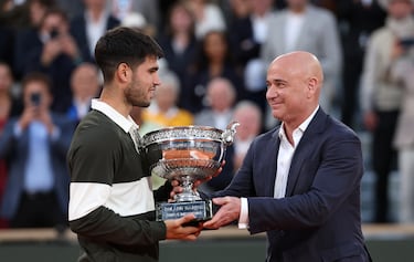Andre Agassi entrega el trofeo a Carlos Alcaraz. 