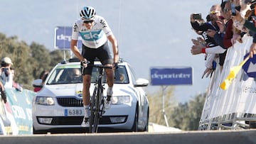 Chris Froome llega a la meta del Alto de Allanadas durante la segunda etapa de la Vuelta a Andalucía.