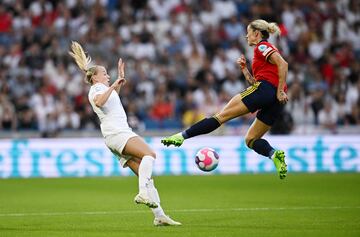 Mapi León y Beth Mead.