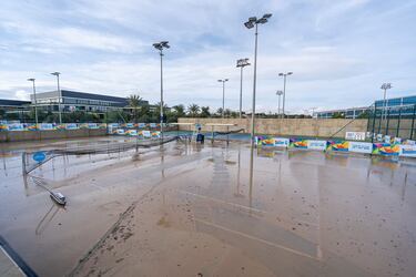 "Lo importante es que estamos todos bien y trabajando para recuperar lo antes posible la vida normal", este ha sido el mensaje que ha lanzado la academia del tenista español en sus redes sociales. Las lluvias han provocado el desbordamiento del torrente de Porto Cristo, que ha sufrido una crecida en la desembocadura provocando incidencias y arrastrando varios coches. Además, como consecuencia de las lluvias, continúan cortadas las carreteras del camino de Bendrís (Ma3321), Riuet de Porto Cristo, carretera Manacor a Cales de Mallorca y el torrente de Cala Murada.