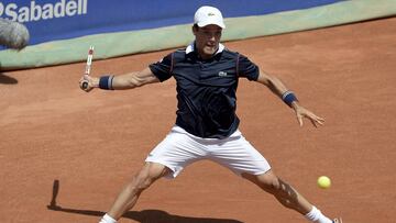 Roberto Bautista devuelve una bola ante Kei Nishikori durante su partido en el Barcelona Open Banc Sabadell "Conde de Godo" de 2015.