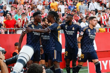 Los jugadores del Real Madrid felicitan a Tchouameni tras el anotar el 0-2.