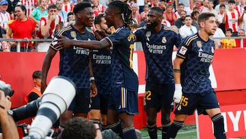 The Real Madrid players congratulate Tchouameni after scoring 0-2 against Girona. It is the last league outing for the Madrid team.