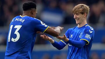 Yerry Mina y Anthony Gordon en Everton