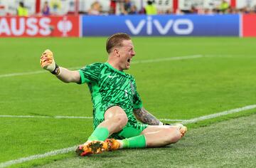 1-2. Jordan Pickford celebra el gol del delantero del Aston Villa.