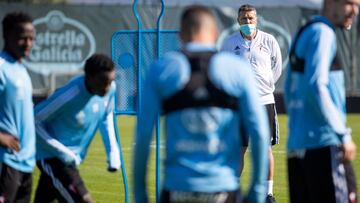 &Oacute;scar Garc&iacute;a observa el entrenamiento de sus pupilos en A Madroa.