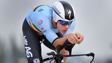 El ciclista belga Remco Evenepoel compite durante la prueba contrarreloj de los Mundiales de Ciclismo en Ruta de Flandes 2021.