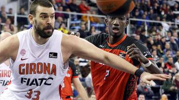 El jugador del Covirán Granada Petit Niang (i) pierde un balón ante Marc Gasol, del Básquet Girona.