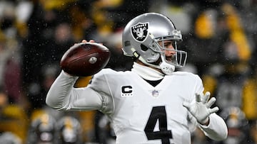PITTSBURGH, PENNSYLVANIA - DECEMBER 24: Derek Carr #4 of the Las Vegas Raiders throws a pass during the first quarter against the Pittsburgh Steelers at Acrisure Stadium on December 24, 2022 in Pittsburgh, Pennsylvania. Gaelen Morse/Getty Images/AFP (Photo by Gaelen Morse / GETTY IMAGES NORTH AMERICA / Getty Images via AFP)