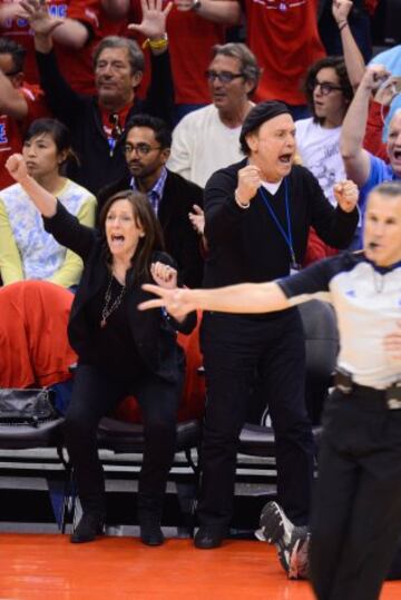 Billy Crystal, actor y cómico, y Janice Crystal, en el Staples Center.