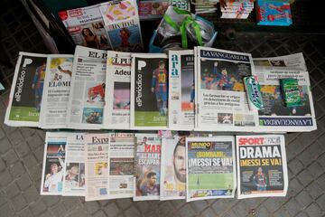 Las portadas de la prensa nacional daban protagonismo a la marcha de Leo Messi del Barcelona. Peri¨®dicos hist¨®ricos con una de las noticias deportivas del a?o.