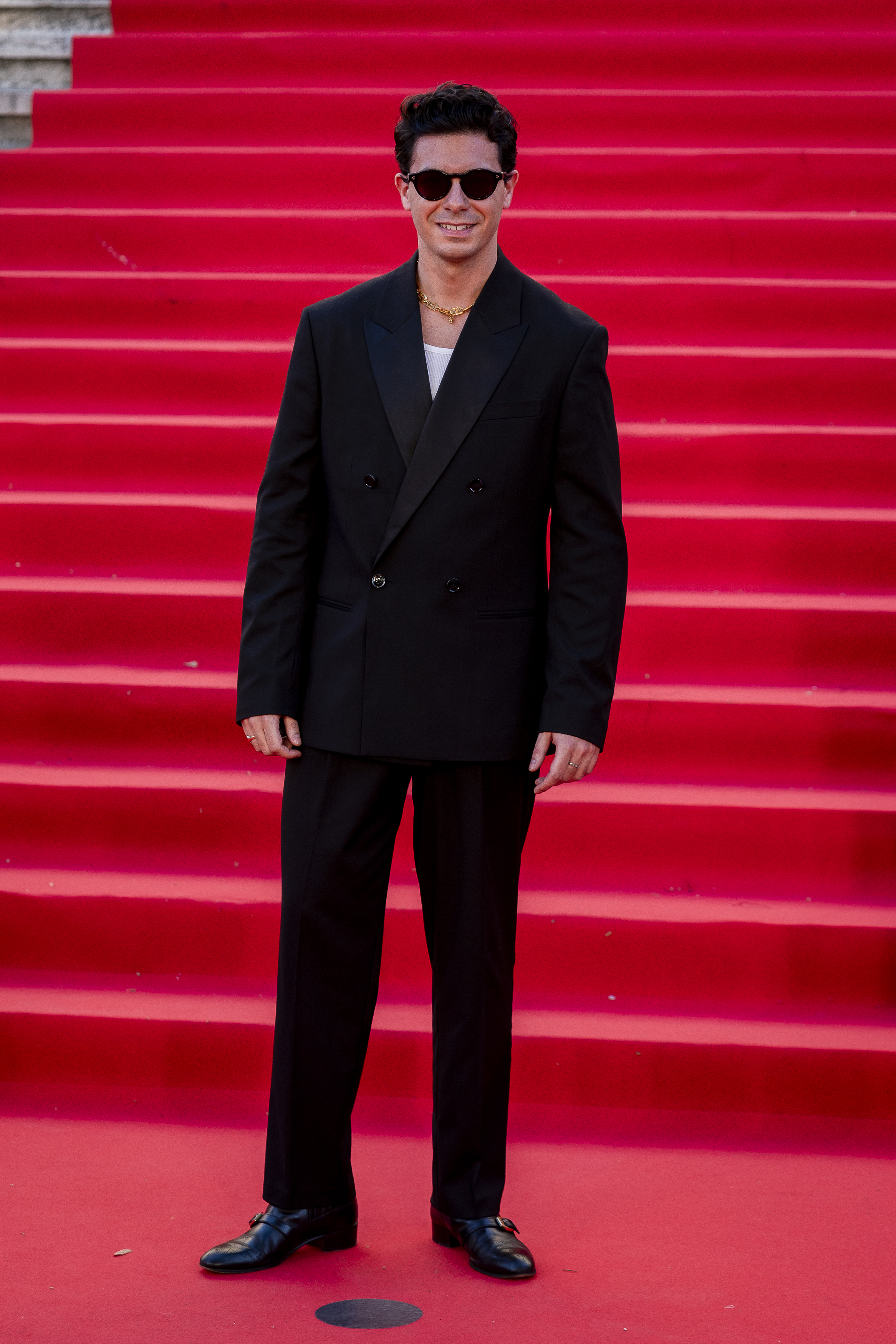 El cantante Alfred García posa en la alfombra roja de la Primera edición de los Premios de la Academia de la Moda Española.