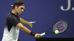 Roger Federer devuelve una bola a Philipp Kohlschreiber durante su partido de octavos de final del US Open en el USTA Billie Jean King National Tennis Center de Nueva York.