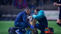 Graham Hansen es consolada por los servicios médicos del Barcelona al lesionarse ante el Rosengard.